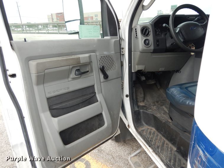 image for item DM2938 2009 Ford E450  shuttle bus