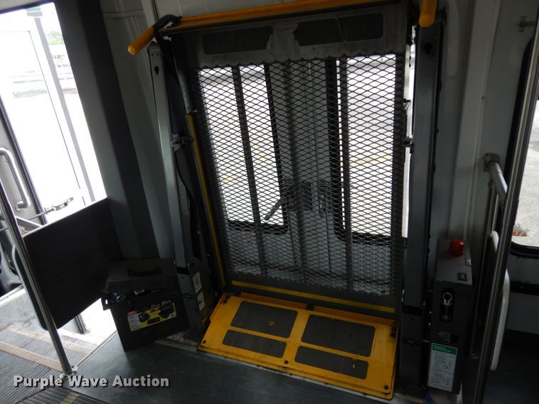 image for item DM2938 2009 Ford E450  shuttle bus