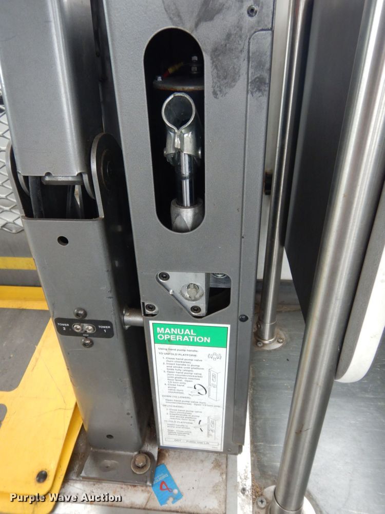 image for item DM2938 2009 Ford E450  shuttle bus