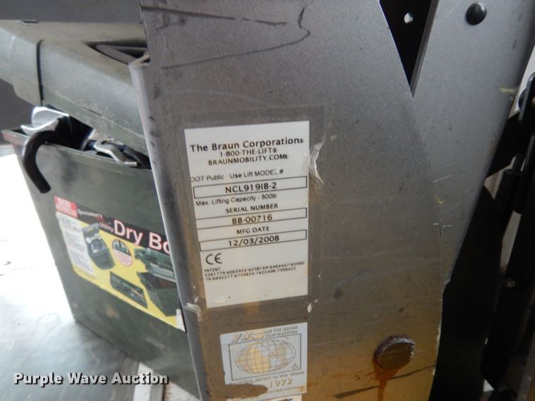 image for item DM2938 2009 Ford E450  shuttle bus