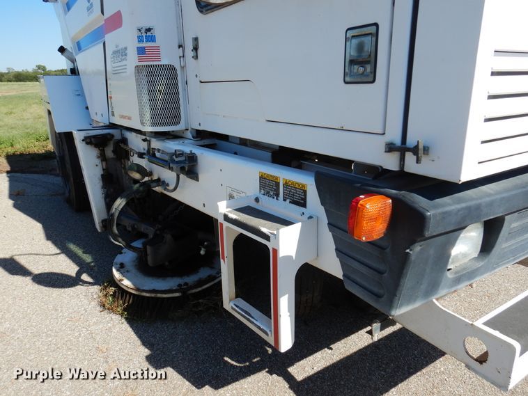 image for item DM5029 2004 Johnston 3000  street sweeper