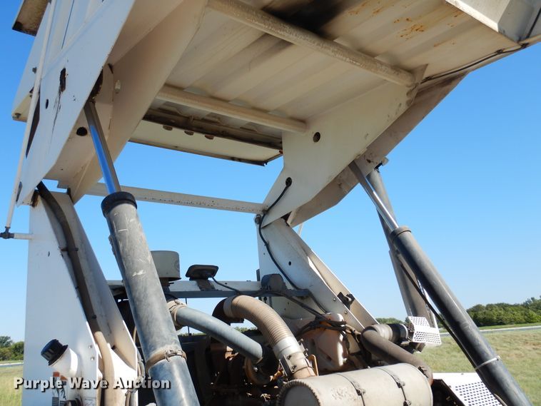 image for item DM5029 2004 Johnston 3000  street sweeper