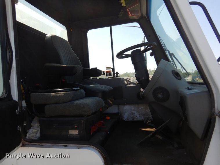 image for item DM5029 2004 Johnston 3000  street sweeper