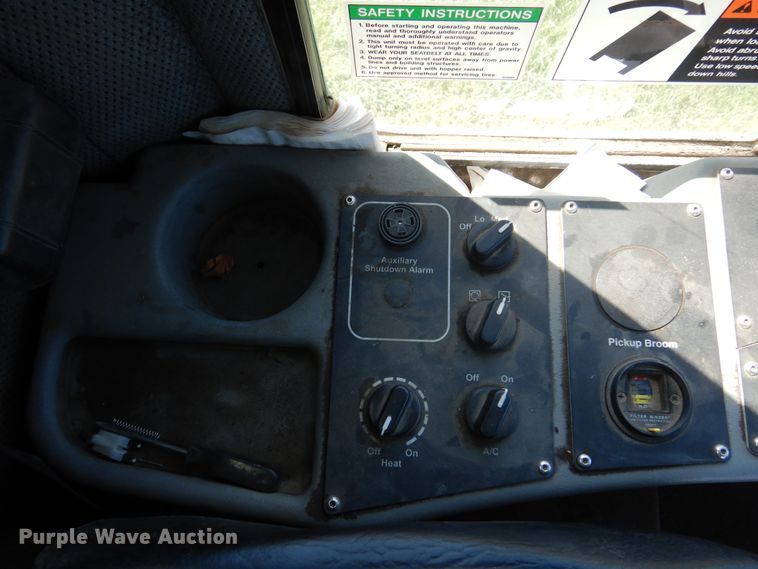 image for item DM5029 2004 Johnston 3000  street sweeper