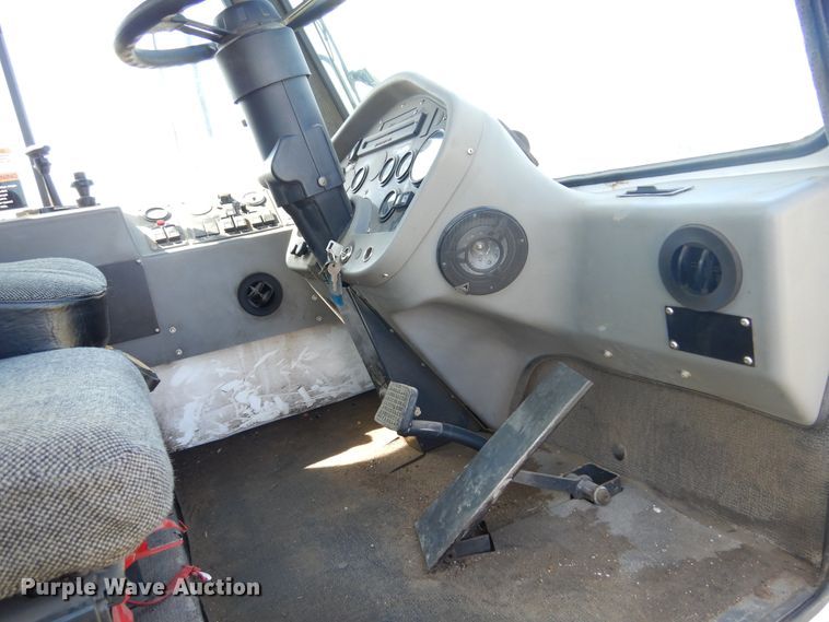 image for item DM5029 2004 Johnston 3000  street sweeper