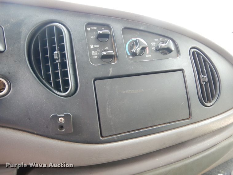 image for item DM6311 2002 Ford Econoline E450  shuttle bus