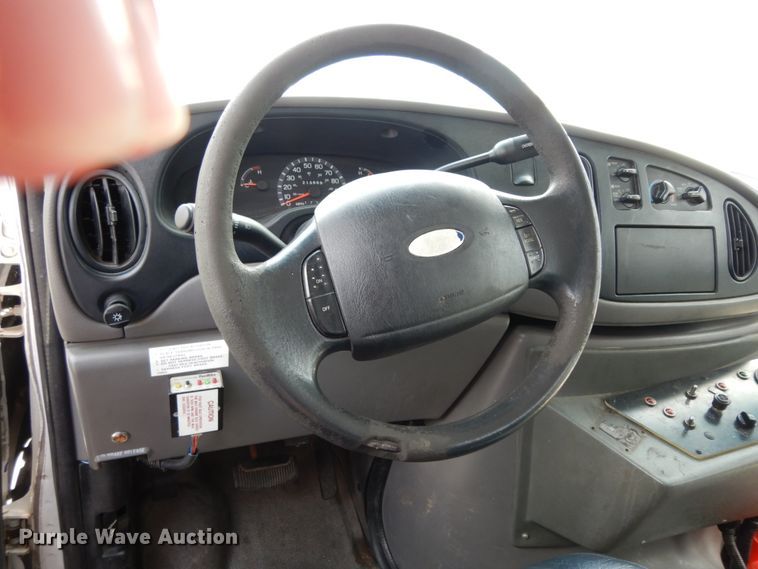 image for item DM6311 2002 Ford Econoline E450  shuttle bus