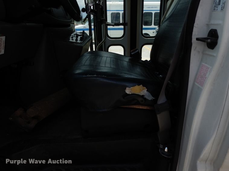 image for item DM6311 2002 Ford Econoline E450  shuttle bus