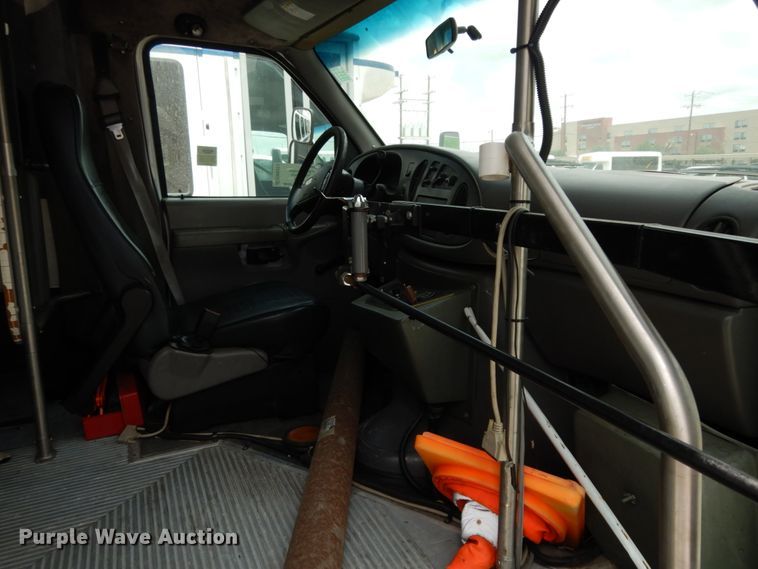 image for item DM6311 2002 Ford Econoline E450  shuttle bus