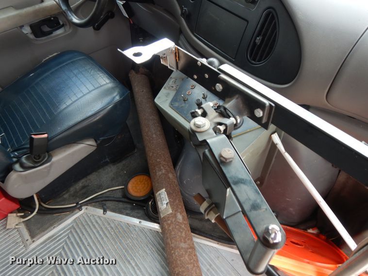 image for item DM6311 2002 Ford Econoline E450  shuttle bus