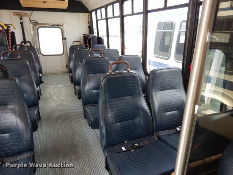 image for item DM6311 2002 Ford Econoline E450  shuttle bus