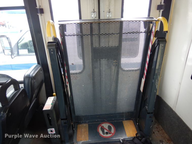 image for item DM6311 2002 Ford Econoline E450  shuttle bus