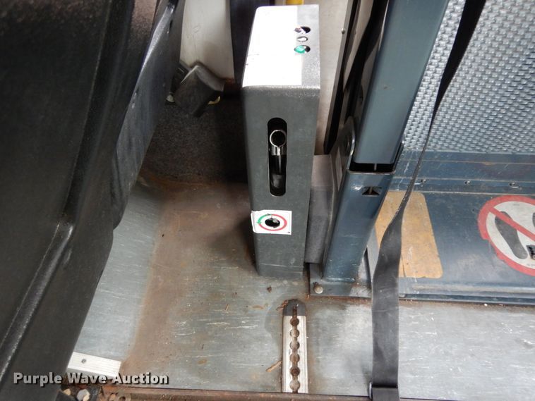 image for item DM6311 2002 Ford Econoline E450  shuttle bus