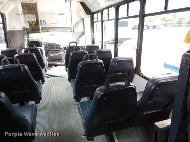 image for item DM6311 2002 Ford Econoline E450  shuttle bus