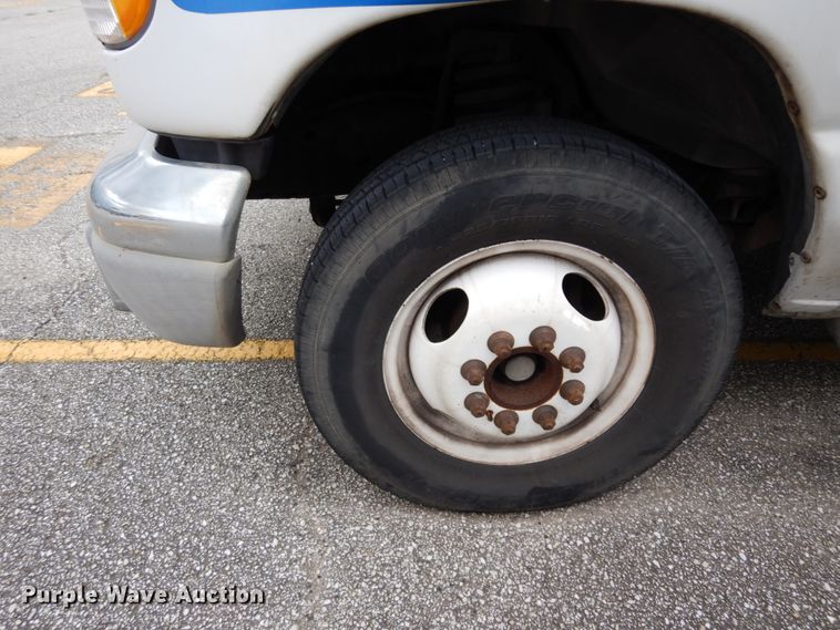 image for item DM6311 2002 Ford Econoline E450  shuttle bus