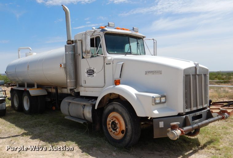 image for item DM6389 1999 Kenworth T800  water truck