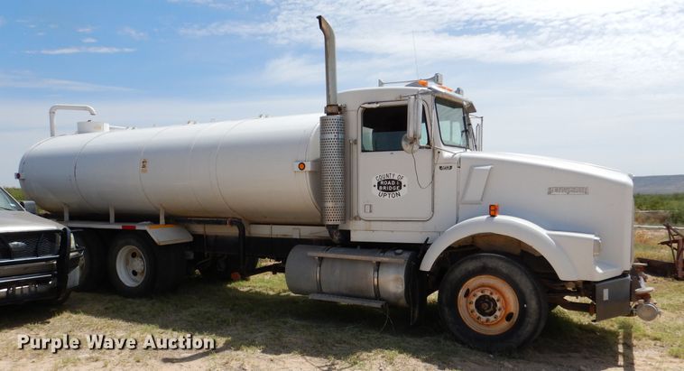 image for item DM6389 1999 Kenworth T800  water truck