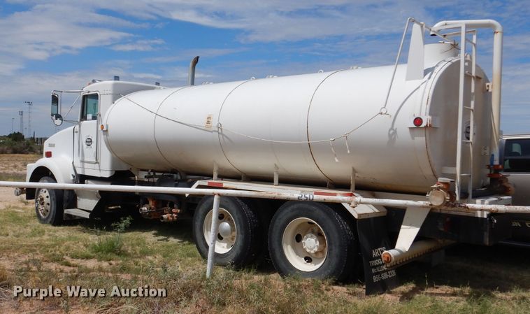 image for item DM6389 1999 Kenworth T800  water truck