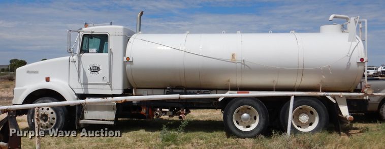 image for item DM6389 1999 Kenworth T800  water truck