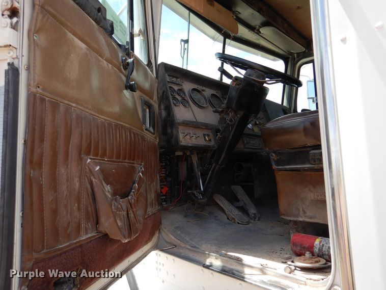 image for item DM6389 1999 Kenworth T800  water truck