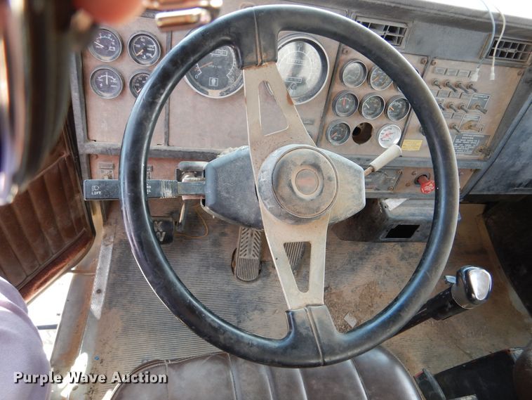 image for item DM6389 1999 Kenworth T800  water truck