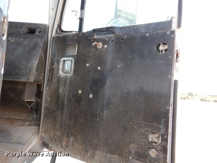 image for item DM6389 1999 Kenworth T800  water truck