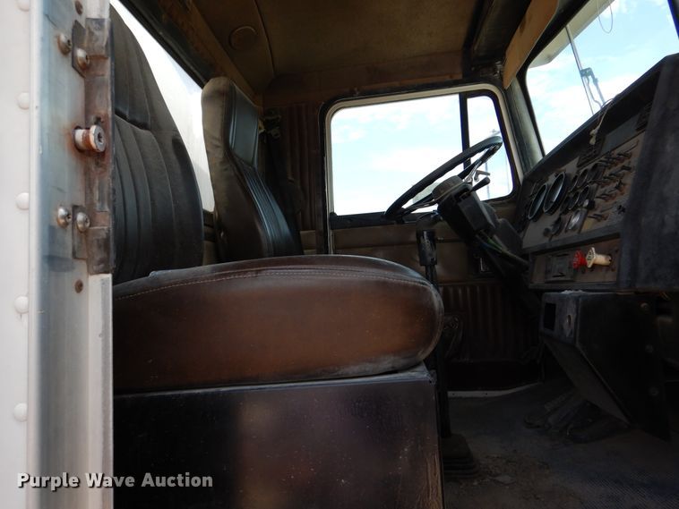 image for item DM6389 1999 Kenworth T800  water truck