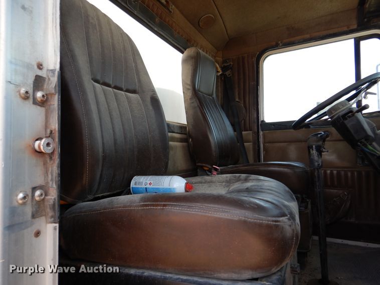 image for item DM6389 1999 Kenworth T800  water truck