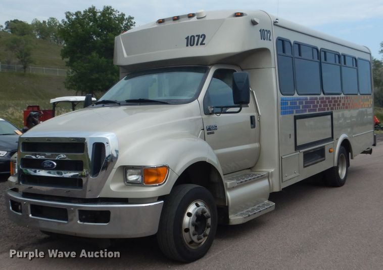 image for item HI9978 2010 Ford F650 Super Duty  shuttle bus