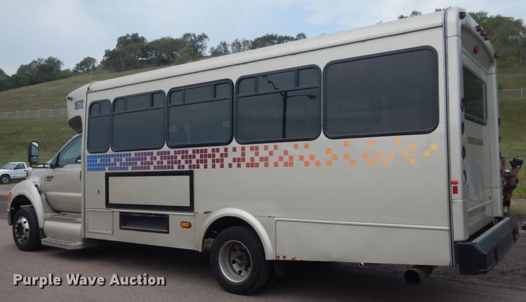 image for item HI9978 2010 Ford F650 Super Duty  shuttle bus
