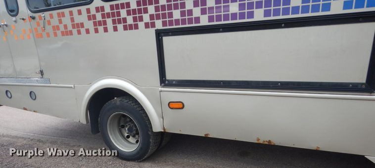 image for item HI9978 2010 Ford F650 Super Duty  shuttle bus