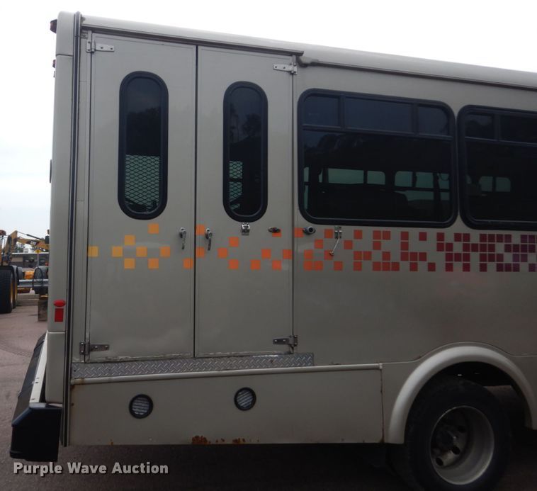 image for item HI9978 2010 Ford F650 Super Duty  shuttle bus