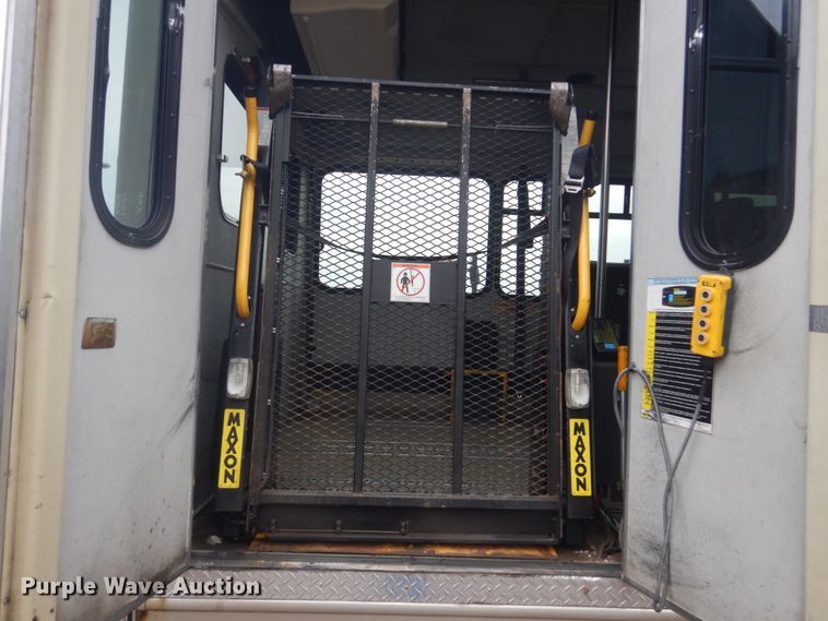 image for item HI9978 2010 Ford F650 Super Duty  shuttle bus