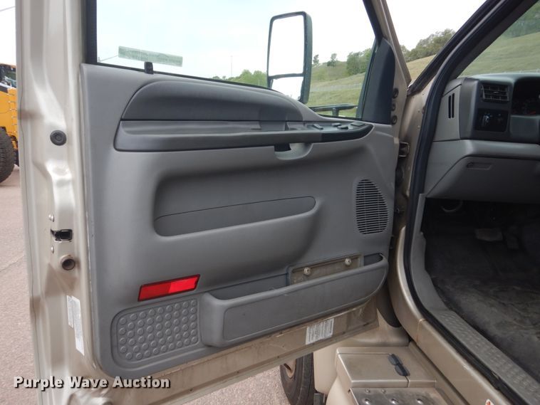 image for item HI9978 2010 Ford F650 Super Duty  shuttle bus