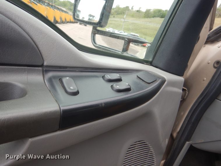 image for item HI9978 2010 Ford F650 Super Duty  shuttle bus