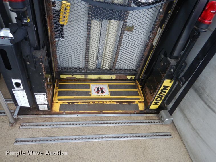 image for item HI9978 2010 Ford F650 Super Duty  shuttle bus