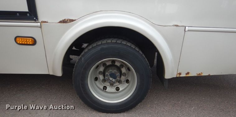 image for item HI9978 2010 Ford F650 Super Duty  shuttle bus