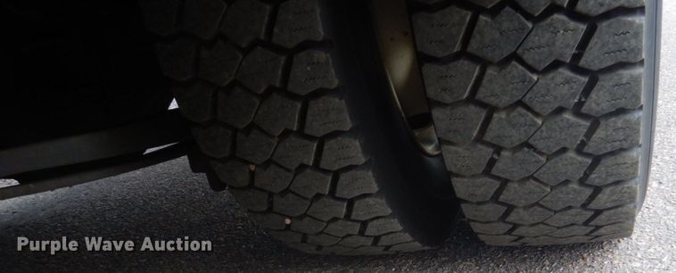 image for item HI9978 2010 Ford F650 Super Duty  shuttle bus