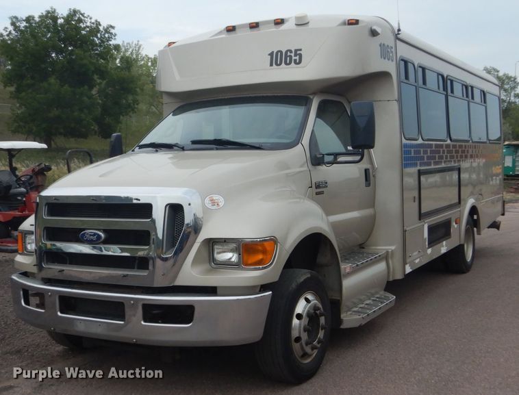 image for item HI9979 2010 Ford F650 Super Duty  shuttle bus