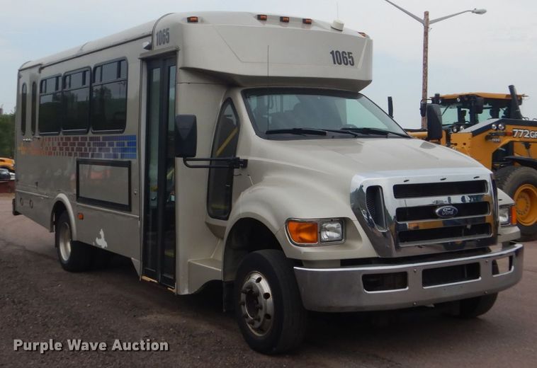 image for item HI9979 2010 Ford F650 Super Duty  shuttle bus
