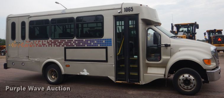 image for item HI9979 2010 Ford F650 Super Duty  shuttle bus