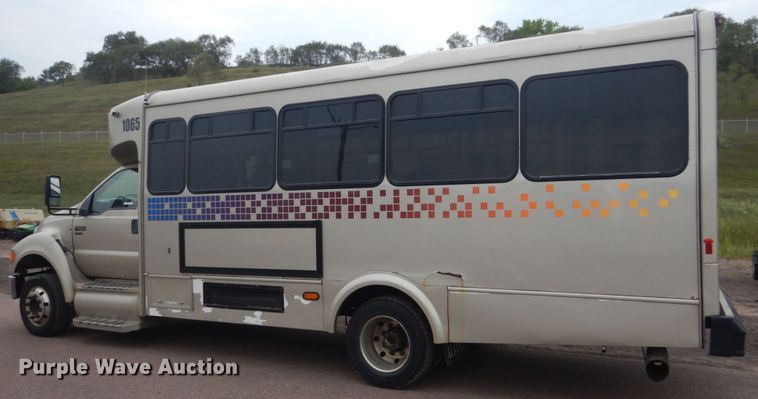 image for item HI9979 2010 Ford F650 Super Duty  shuttle bus