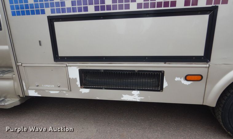 image for item HI9979 2010 Ford F650 Super Duty  shuttle bus