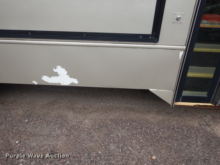 image for item HI9979 2010 Ford F650 Super Duty  shuttle bus