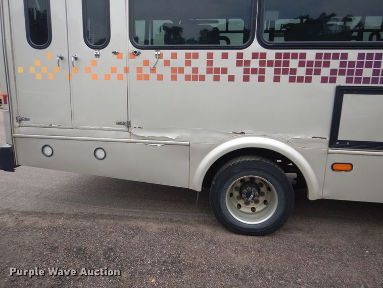 image for item HI9979 2010 Ford F650 Super Duty  shuttle bus