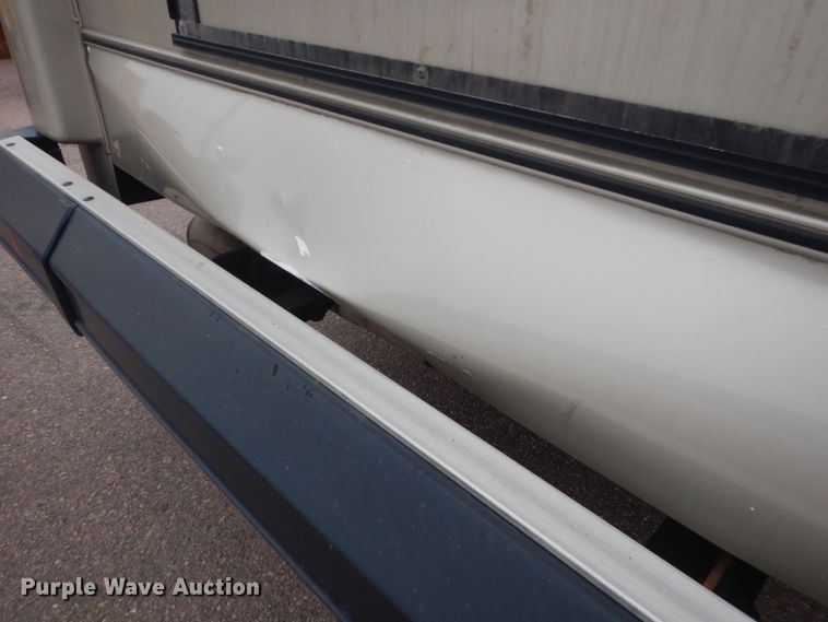 image for item HI9979 2010 Ford F650 Super Duty  shuttle bus