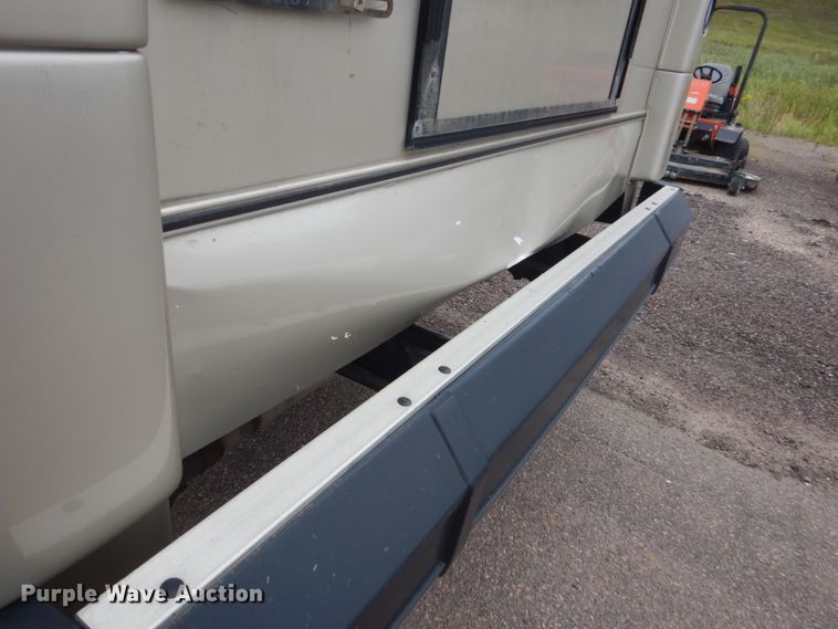 image for item HI9979 2010 Ford F650 Super Duty  shuttle bus