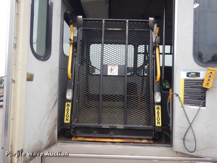 image for item HI9979 2010 Ford F650 Super Duty  shuttle bus