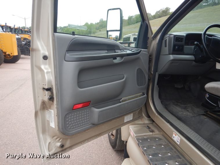 image for item HI9979 2010 Ford F650 Super Duty  shuttle bus