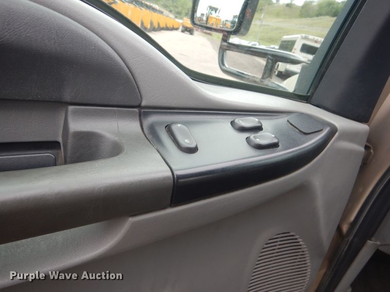 image for item HI9979 2010 Ford F650 Super Duty  shuttle bus